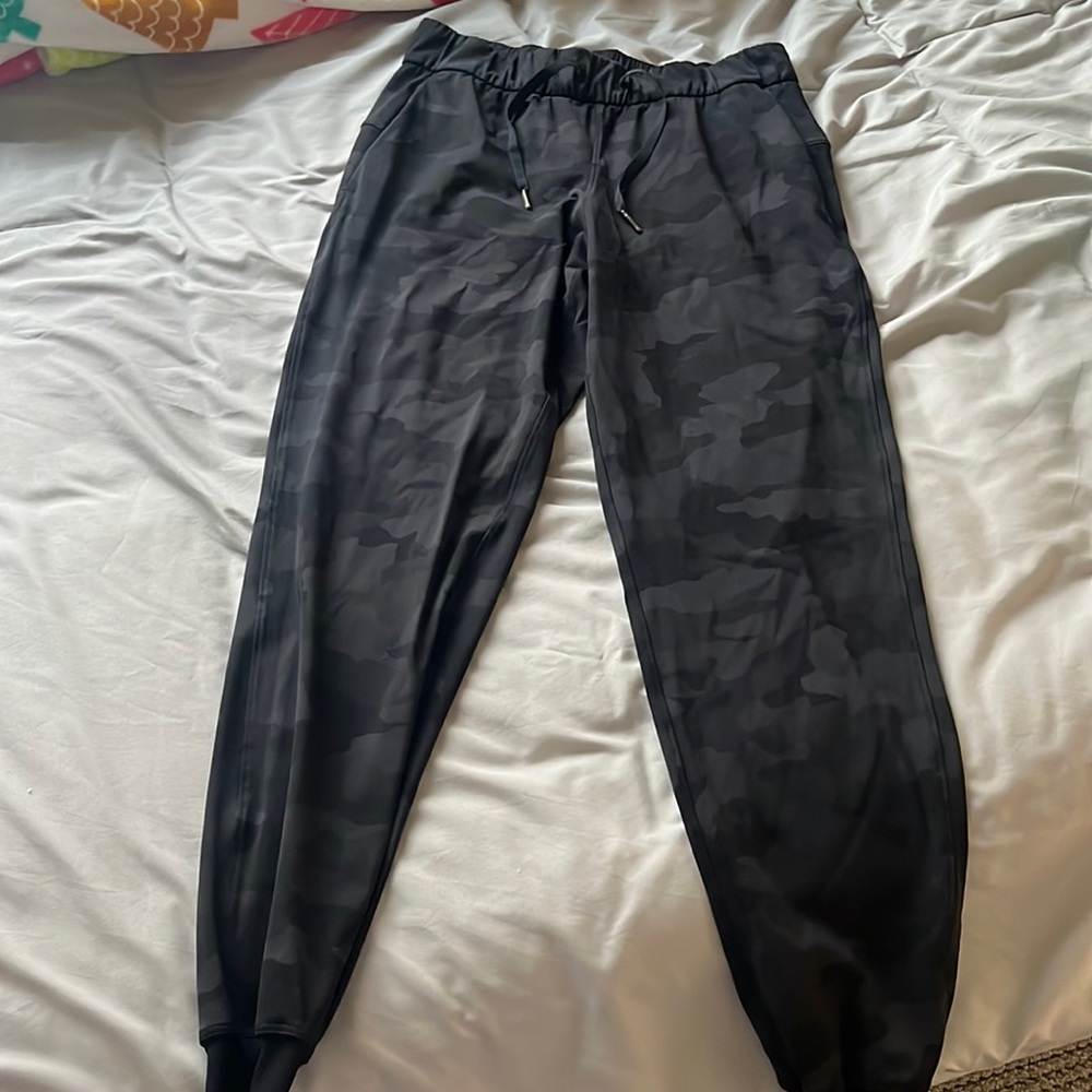 lululemon black camo joggers size 4!!